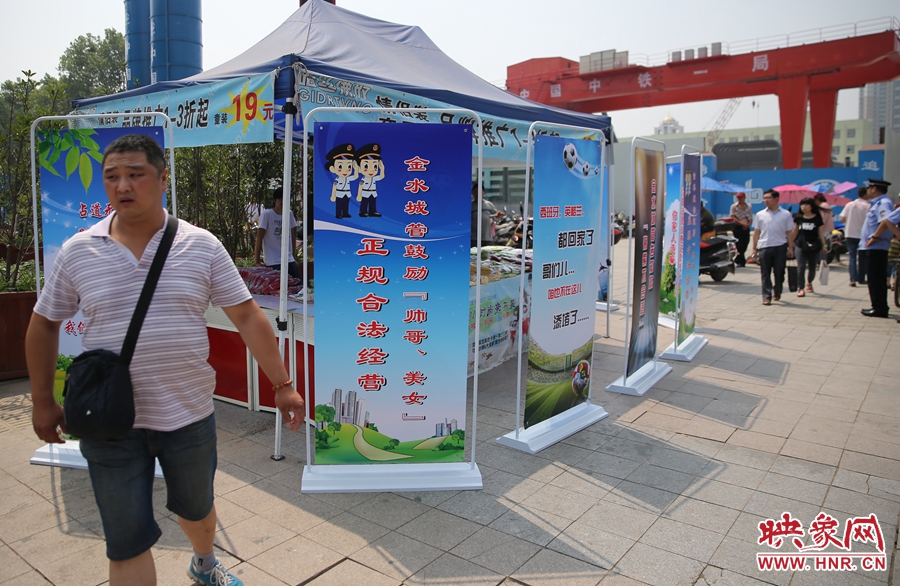 攤位被“圍觀”后，沒有一單生意，過往市民叫好。