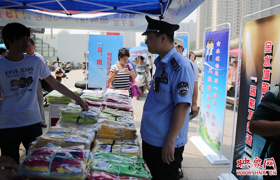 執(zhí)法人員勸導看守攤位的人員搬離，停止非法占道經營。