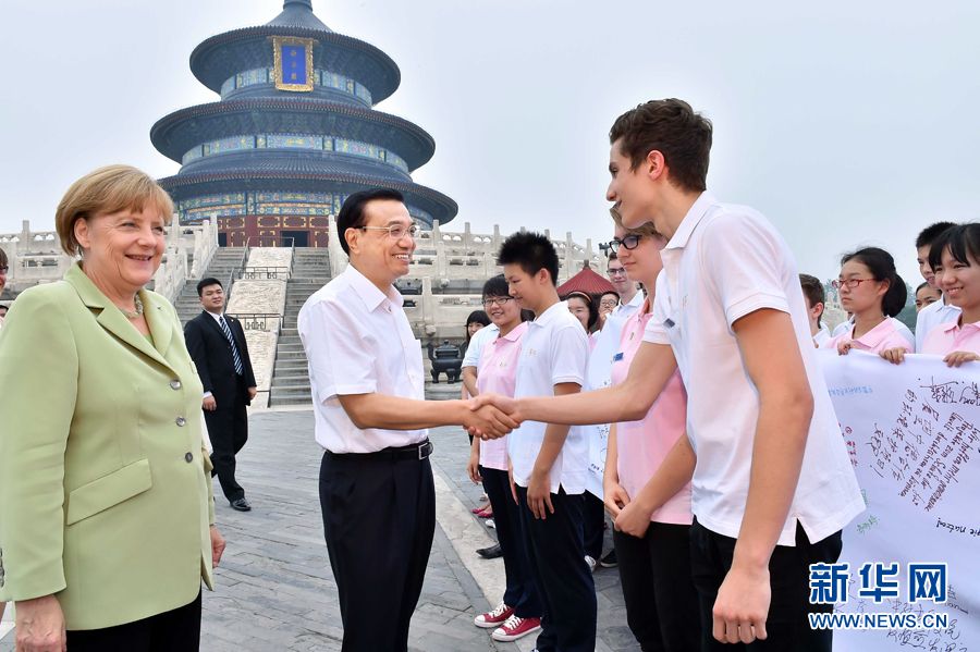 李克強(qiáng)同默克爾與青少年代表親切交流。