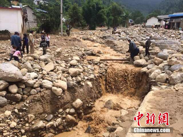 7月28日,云南省保山市隆陽(yáng)區(qū)瓦房鄉(xiāng)喜坪村上坪小組發(fā)生山洪災(zāi)害,造成3戶人家9人被沖走。