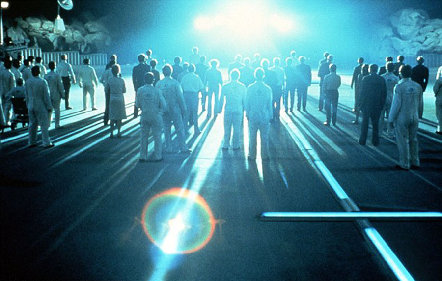 攝影師拍攝到的圖片看上去像科幻電影《第三類接觸》中外星人登陸地球的畫面。