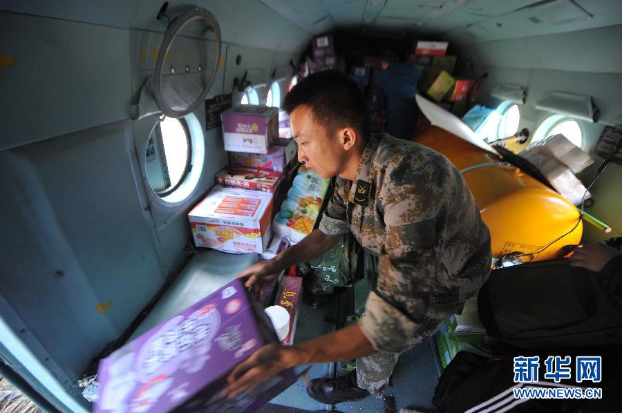  8月5日，在魯?shù)榭h龍頭山鎮(zhèn)，部隊(duì)官兵從直升機(jī)上卸載救災(zāi)物資。