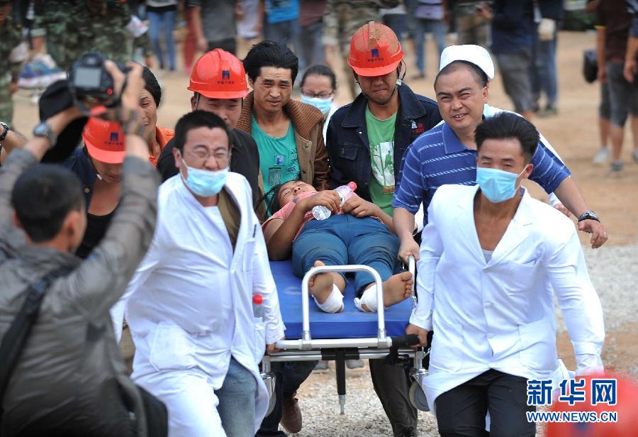 8月5日，在魯?shù)榭h龍頭山鎮(zhèn)，醫(yī)護(hù)人員準(zhǔn)備將傷員轉(zhuǎn)運(yùn)到直升機(jī)。