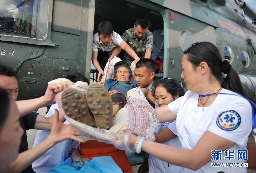8月5日，醫(yī)護(hù)人員將一名通過(guò)直升機(jī)從震中轉(zhuǎn)運(yùn)出來(lái)的傷員運(yùn)下飛機(jī)。