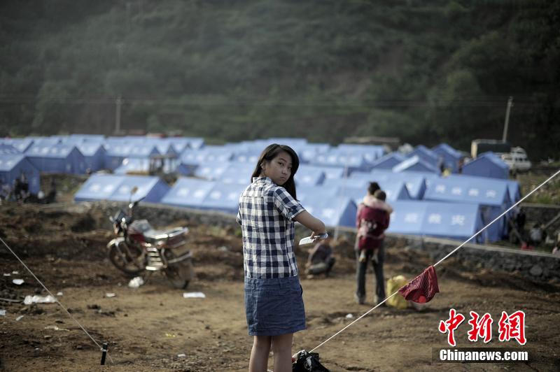 云南昭通龍頭山鎮(zhèn)受災(zāi)群眾安置點(diǎn)，上千災(zāi)民被安置在此，開始新的生活。