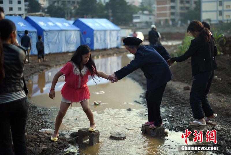 2014年8月6日，云南魯?shù)辇堫^山災(zāi)區(qū)，民眾暫居帳篷。