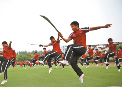 7月1日學員乘坐20多輛大巴奔赴南京適應(yīng)場地和排練節(jié)目,每天武術(shù)基本功訓練必不可少。