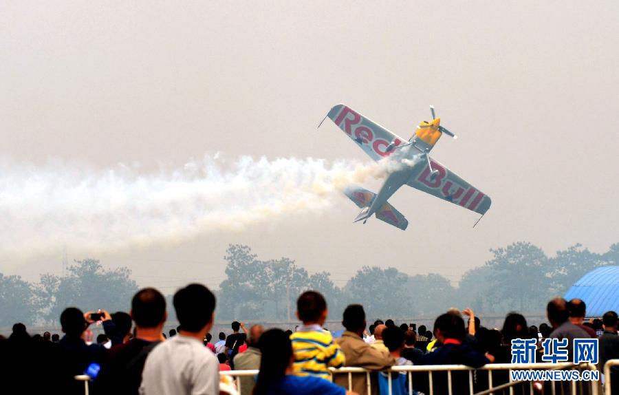 　9月13日，特技隊員在進行空中飛行表演。