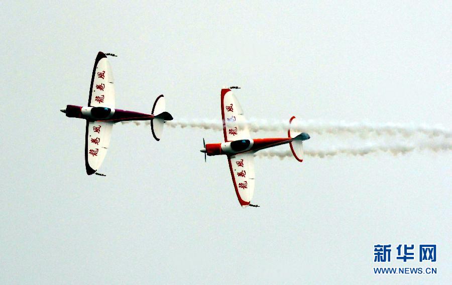 9月13日，特技隊員在進行空中飛行表演。