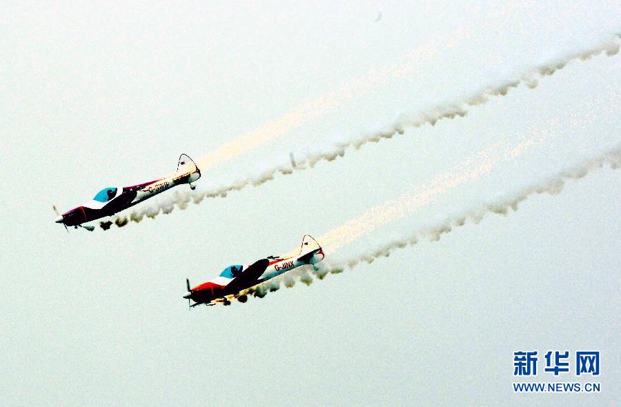 9月13日，特技隊員在進行空中飛行表演。