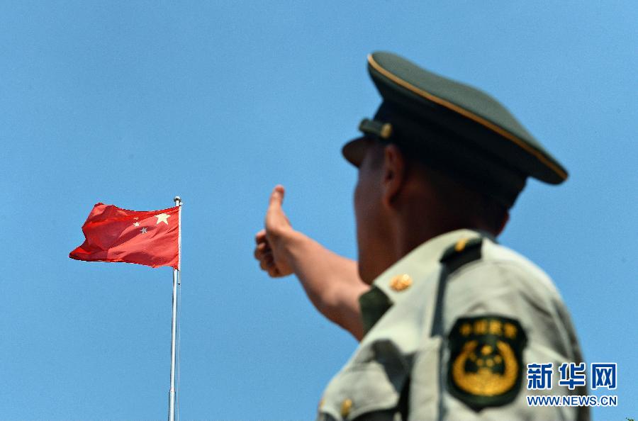  9月25日，武警浙江嘉興消防官兵為祖國“點(diǎn)贊”。