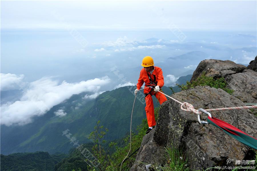 10月5日，峨眉山景區(qū)清潔工彭文才下到巖壁清理游客丟棄的垃圾。