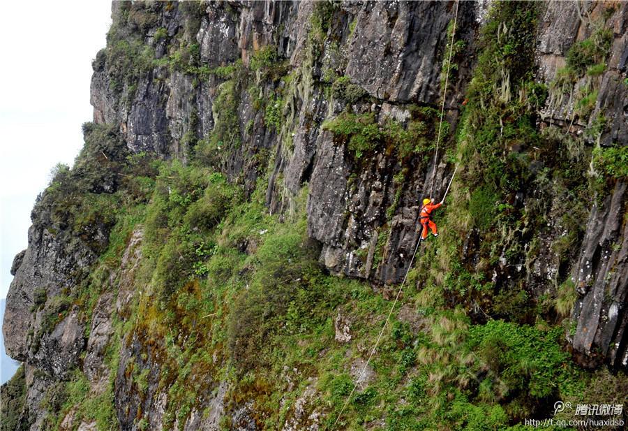 在峨眉山金頂，彭文才是護欄以外和懸崖區(qū)域唯一的清潔工。