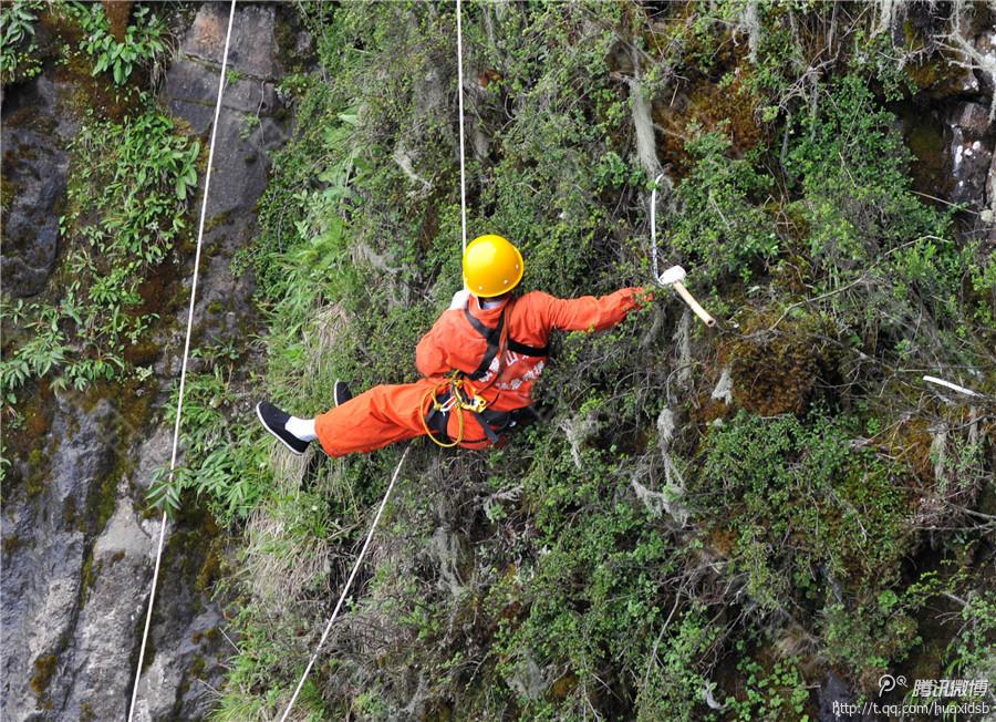 記者了解到，彭文才下到崖壁最深的地方有200多米，往返作業(yè)一次一般都在3小時左右，每年下崖80多次