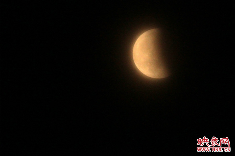 20：11夜空依然能見度很低，月亮看起來總是霧蒙蒙的。