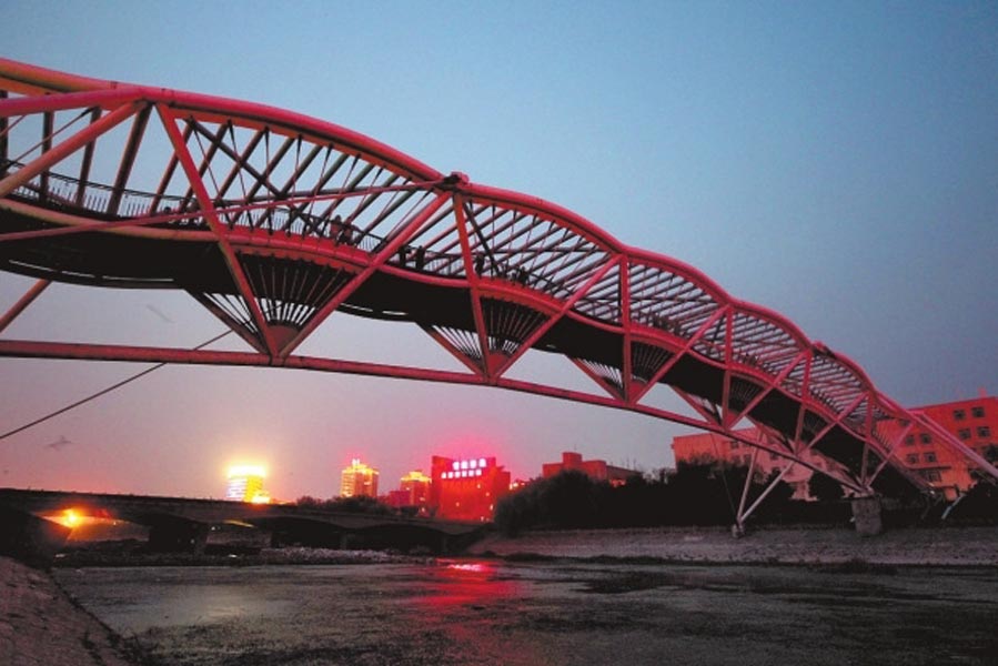 此前三座橋黑燈瞎火，許多人為此不敢從此過(guò)。