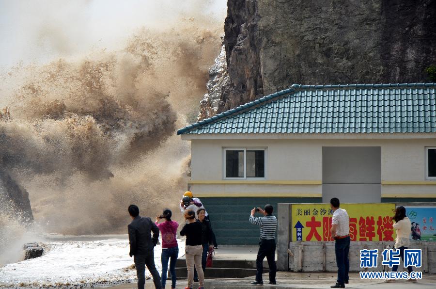 10月12日，浙江省溫嶺市石塘鎮(zhèn)海域出現(xiàn)大浪。