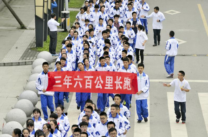 10月14日，成都七中萬(wàn)達(dá)學(xué)校實(shí)行三年跑六百公里才能畢業(yè)，現(xiàn)場(chǎng)學(xué)生開(kāi)始長(zhǎng)跑。
