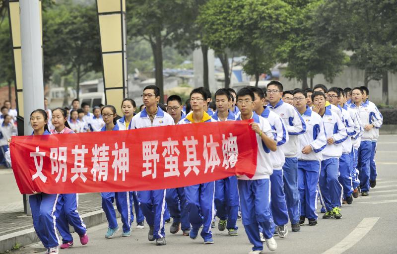 10月14日，成都七中萬(wàn)達(dá)學(xué)校實(shí)行三年跑六百公里才能畢業(yè)，現(xiàn)場(chǎng)學(xué)生開(kāi)始長(zhǎng)跑。
