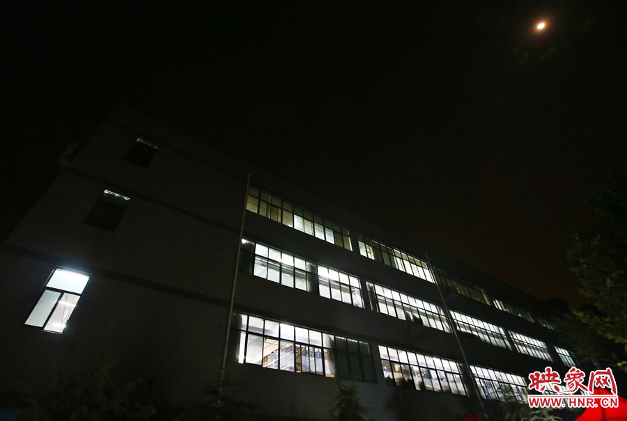 夜已深，燈火通明的大廳內(nèi)卻熱火朝天