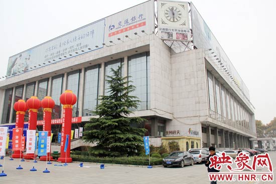 11月28日，記者從鄭州市政府獲悉，河南省人民會堂決定拆除違法存在10多年的巨型樓頂廣告。