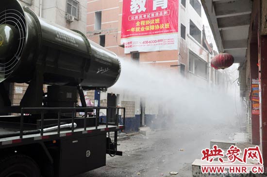 針對造成霧霾的主兇“建筑工地?fù)P塵”，“霧炮車”降塵除塵效果能到到80%。