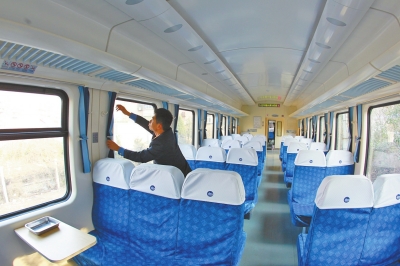 硬座車廂 藍(lán)色座套，清清爽爽。