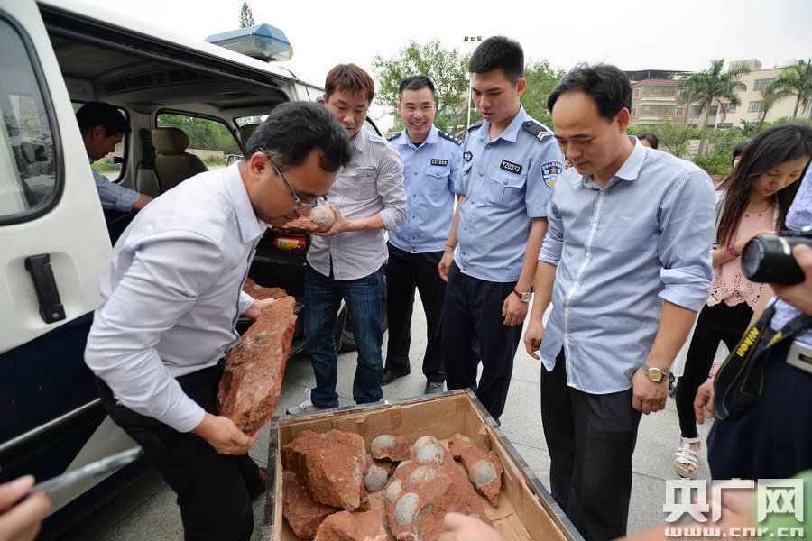 市文化綜合執(zhí)法大隊工作人員和110公安干警也迅速趕到現場維持秩序。
