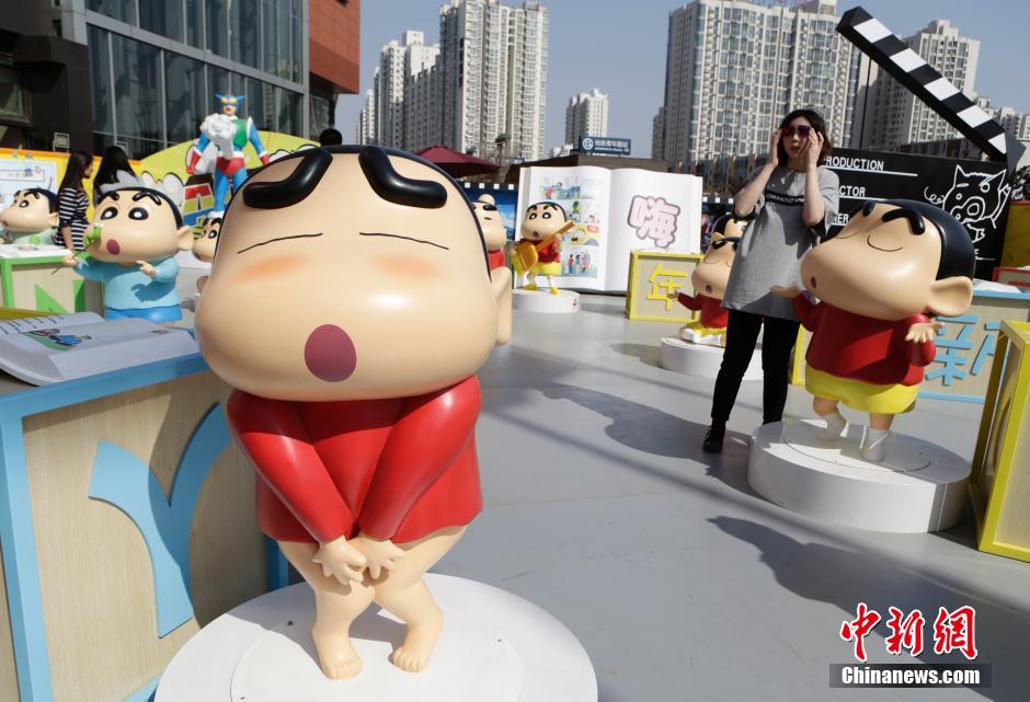 4月22日，游客參觀蠟筆小新特展?！跋灩P小新25周年紀(jì)念特展”日前在北京開(kāi)展