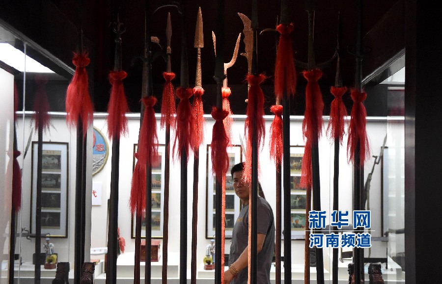 4月26日，參觀者在兵器展覽館內(nèi)參觀。
