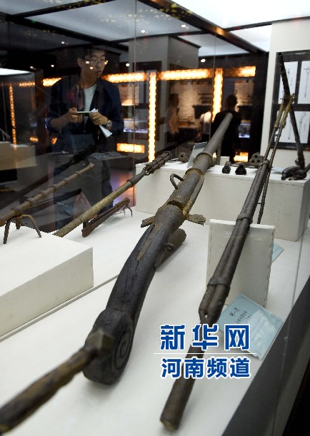 4月26日，參觀者在兵器展覽館內(nèi)參觀。