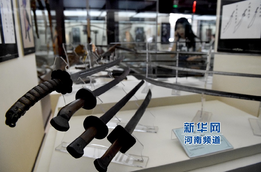4月26日，參觀者在兵器展覽館內(nèi)參觀。