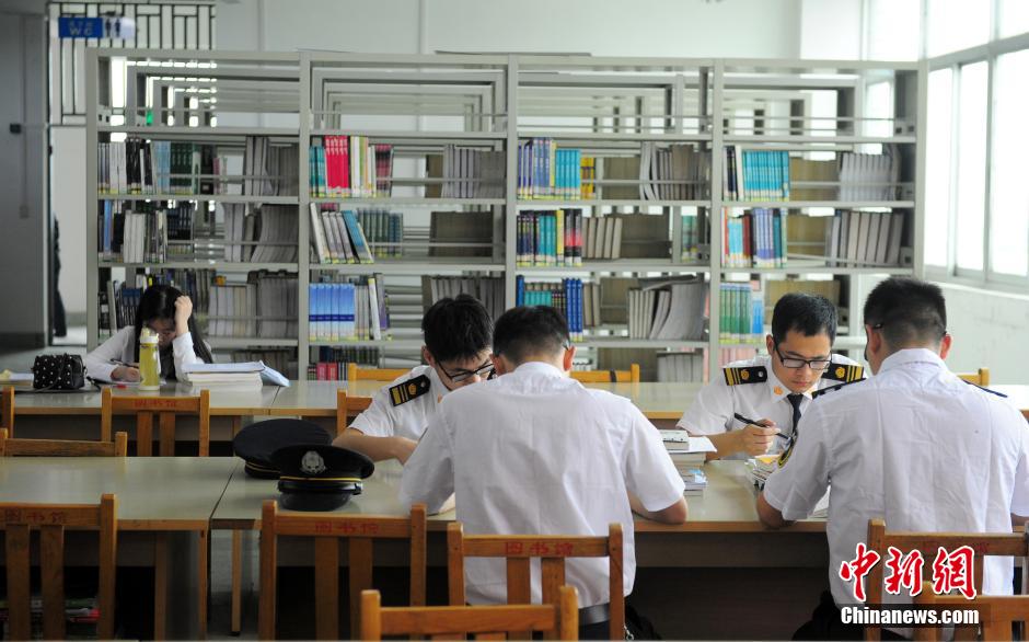 5月8日，武漢輕工大學(xué)保安黃凱在圖書館巡查。中新社發(fā) 張暢 攝