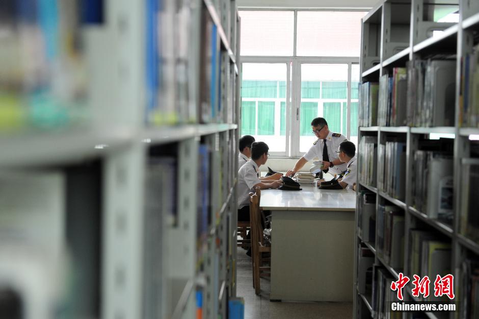 5月8日，武漢輕工大學(xué)保安吳濤、江力、黃凱、萬文杰在圖書館學(xué)習(xí)中。中新社發(fā) 張暢 攝
