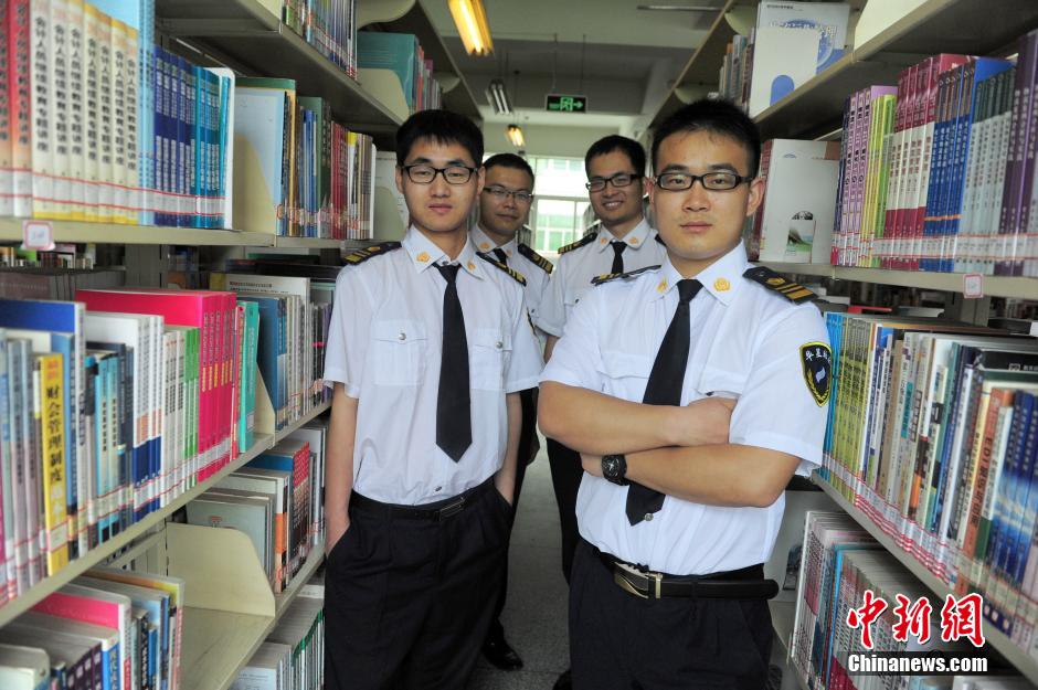 　5月8日，武漢輕工大學(xué)圖書館保安吳濤、江力、黃凱、萬文杰。中新社發(fā) 張暢 攝