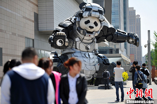 5月9日，遼寧沈陽(yáng)，一商城門前廣場(chǎng)上驚現(xiàn)7米多高的熊貓鋼鐵俠，吸引不少人駐足拍照。