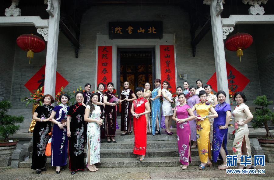 15萬人同秀旗袍 展現(xiàn)中國(guó)服飾之美