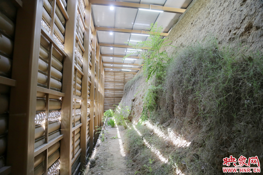 鄭州市商城遺址保護管理處對該節(jié)點1700米城垣兩側(cè)斷面遺址進行保護性設(shè)施建設(shè)。