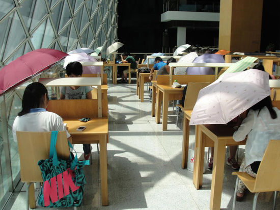 2015年8月2日，深圳圖書館，“太陽曬進來很熱的，我們都要撐著傘讀書?！? complete=