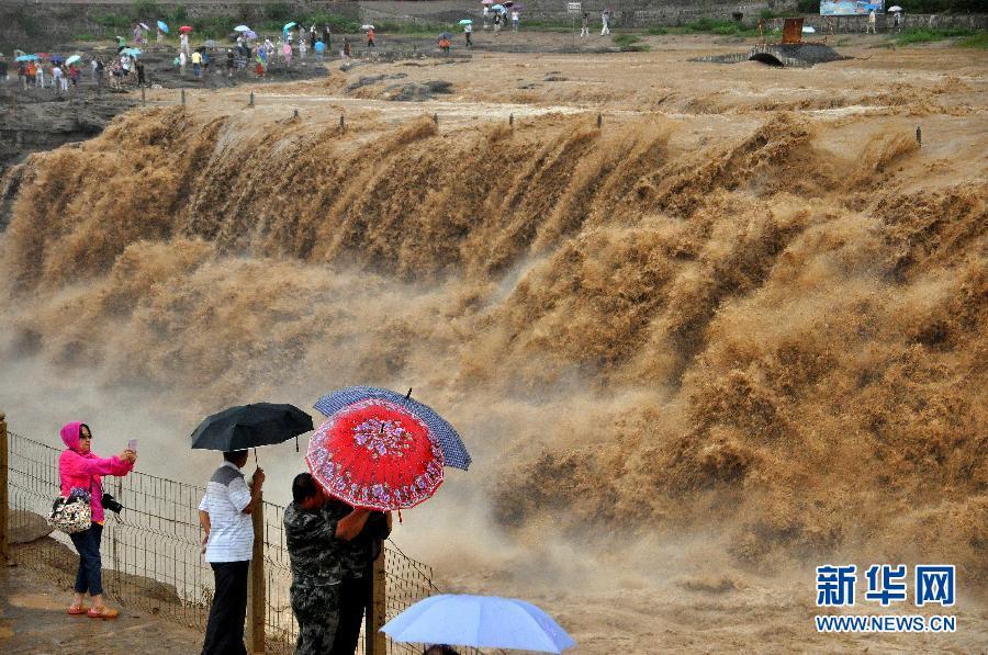 8月2日，游客在山西吉縣黃河壺口瀑布景區(qū)游覽觀瀑。