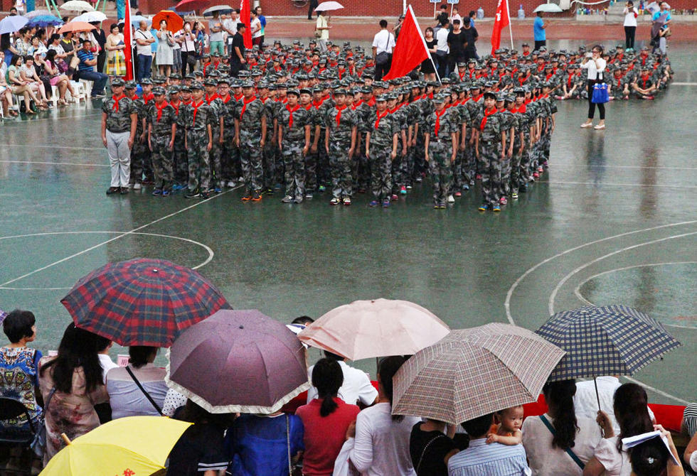 鄭州市，鄭州市第八中學(xué)會(huì)操表演當(dāng)天突降大雨，但是同學(xué)們?cè)谟曛袌?jiān)持完成了會(huì)操表演。