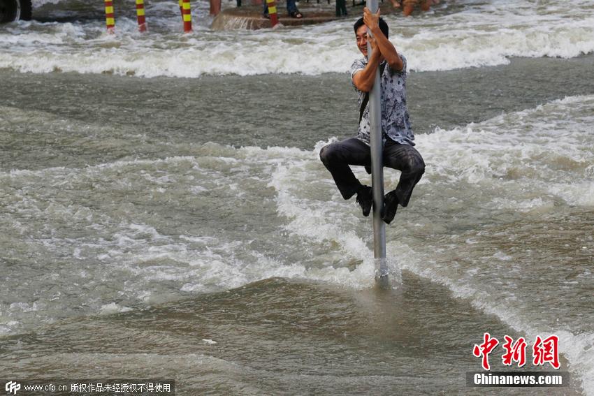 杭州錢塘江珊瑚沙水庫段，兇猛的“鬼王潮”沖上岸來