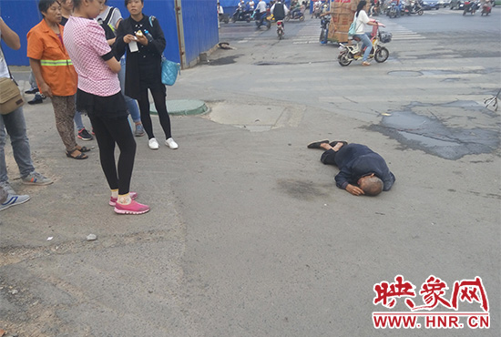 老人倒地后無(wú)人敢扶，過(guò)路市民拍照作證。
