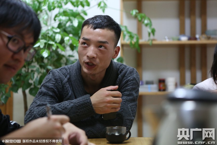 網(wǎng)絡(luò)紅人葉良辰現(xiàn)身浙江臺州，接受記者的專訪。