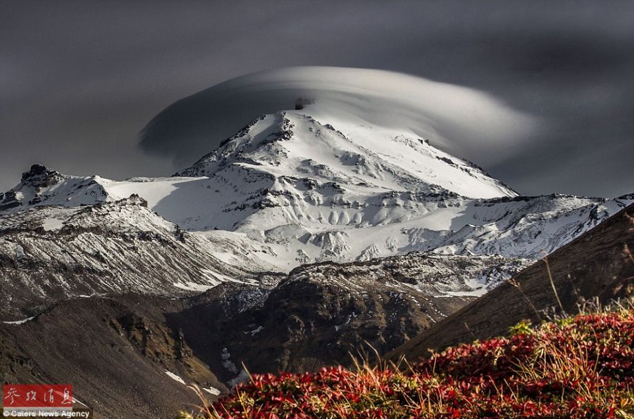 火山上籠罩著類似于外星飛碟形狀的云彩，場景猶如科幻大片。