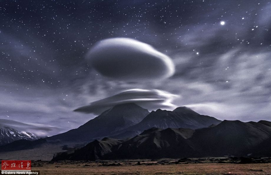 火山上籠罩著類似于外星飛碟形狀的云彩，場景猶如科幻大片。