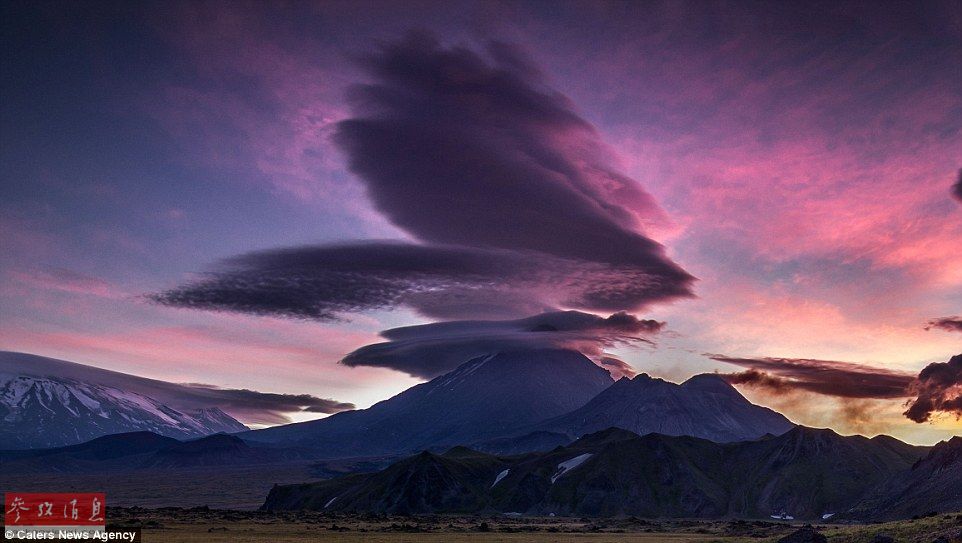 火山上籠罩著類似于外星飛碟形狀的云彩，場景猶如科幻大片。