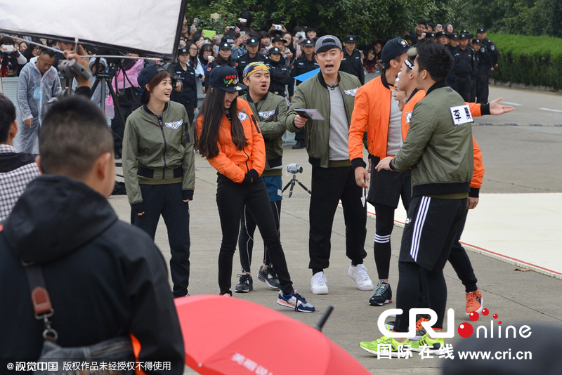 《奔跑吧兄弟》第三季劇組到南京錄制節(jié)目。