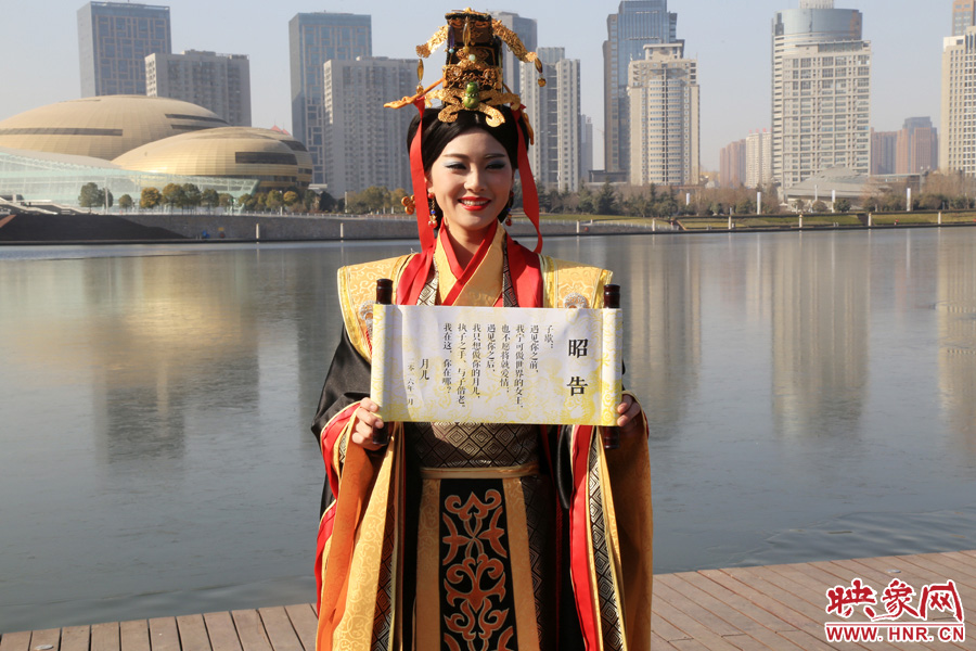 扮成羋月的女子叫小賈，今年27歲，家在鄭州，有房有車。