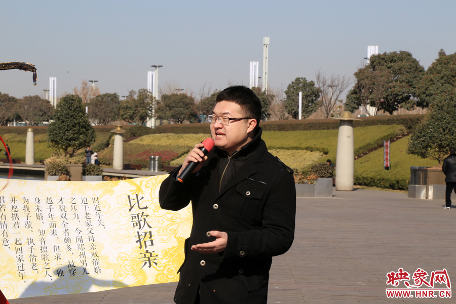 多位在鄭東新區(qū)CBD如意湖附近寫字樓上班的單身男性，聞訊前來唱歌應征。